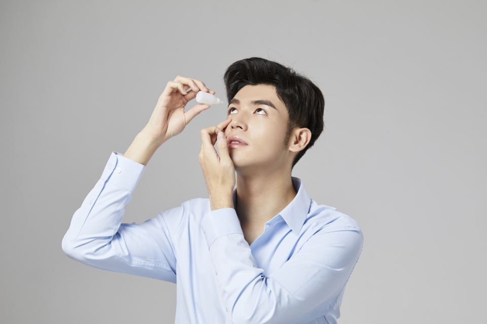 [서울=뉴시스]환절기에는 안구건조증이 심해지기 쉽다. 인공 눈물을 사용하는 것은 증상을 완화할 수 있는 방법 중 하나지만 종류가 많고 오남용에 따른 합병증 우려도 있어 안과 전문의의 진단에 따라 올바르게 사용하는 것이 중요하다. (사진= 클립아트코리아 제공)