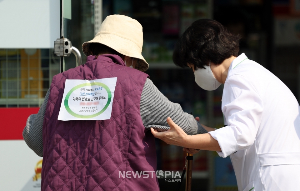 오후 서울 서초구 동작대로 인근에서 열린 서초구치매안심센터 주최 실종 치매환자 발견 모의훈련에서 한 시민이 가상 치매환자를 임시보호하기 위해 실내로 안내하고 있다. 2024.09.26.ⓒ뉴시스