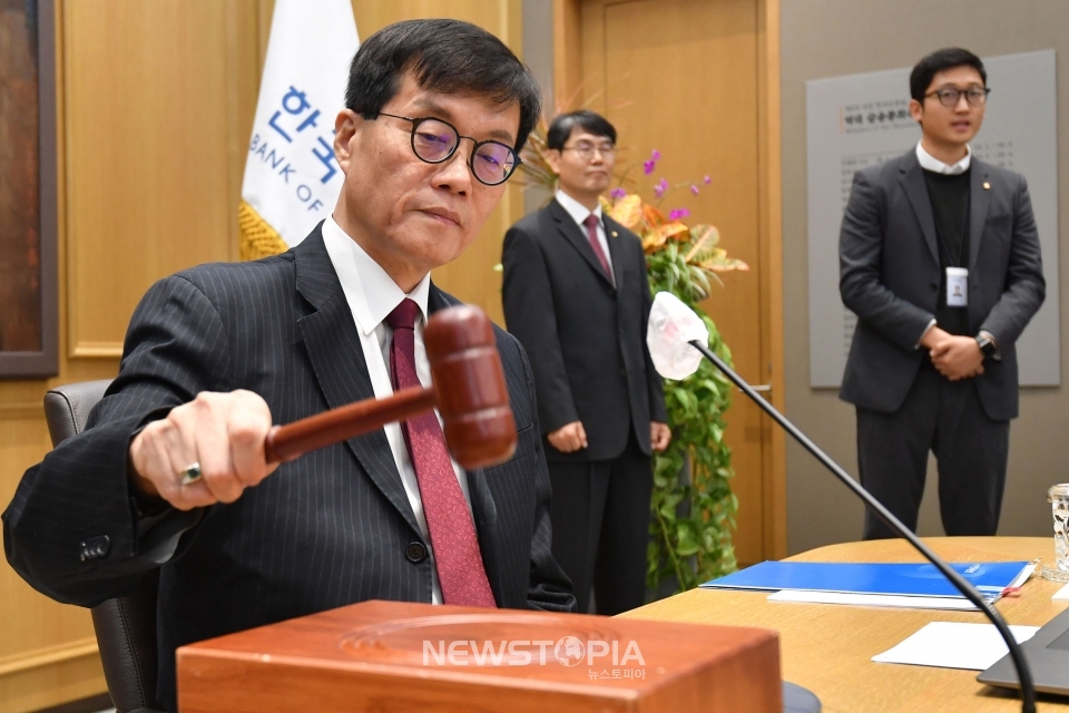 이창용 한국은행 총재가 28일 오전 서울 중구 한국은행에서 열린 금융통화위원회에서 의사봉을 두드리고 있다.ⓒ뉴시스