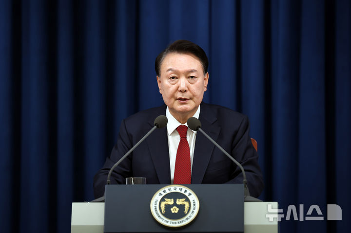 윤석열 대통령이 3일 서울 용산 대통령실 청사에서 긴급 대국민 특별 담화를 발표하고 있다. (사진=대통령실 제공)