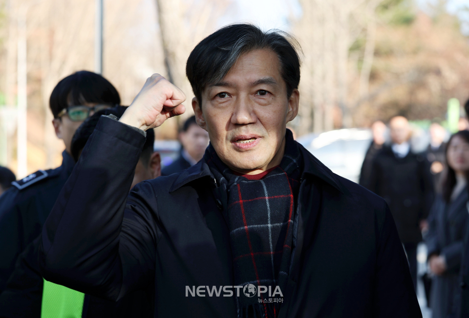 자녀 입시비리 혐의 등으로 징역형이 확정돼 수감되는 조국 전 조국혁신당 대표가 16일 오전 경기도 의왕시 서울구치소로 출석하며 지지자들과 인사하고 있다. ⓒ뉴시스