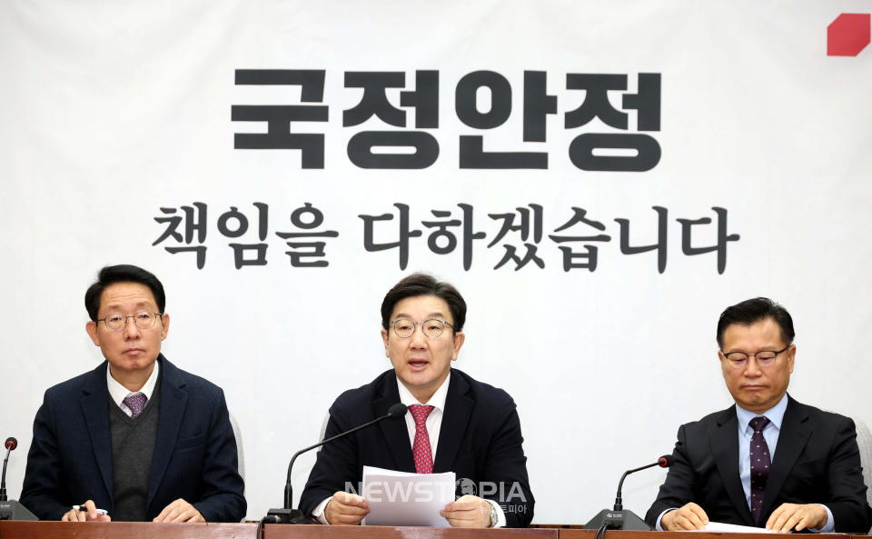 국민의힘 권성동 원내대표(가운데), 김상훈 정책위의장(왼쪽), 이양수 사무총장(오른쪽)이 10일 국회에서 열린 원내대책회의에 참석하고 있다. ⓒ뉴시스