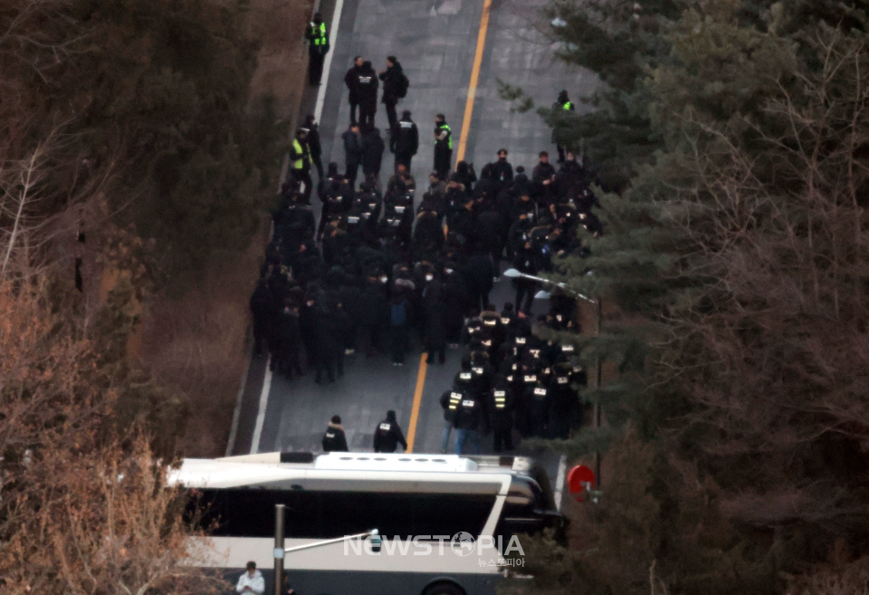 윤석열 대통령에 대한 2차 체포영장 집행에 나선 고위공직자범죄수사처 수사관들이 15일 오전 서울 용산구 한남동 대통령 관저 입구를 통과해 진입하고 있다.ⓒ뉴시스
