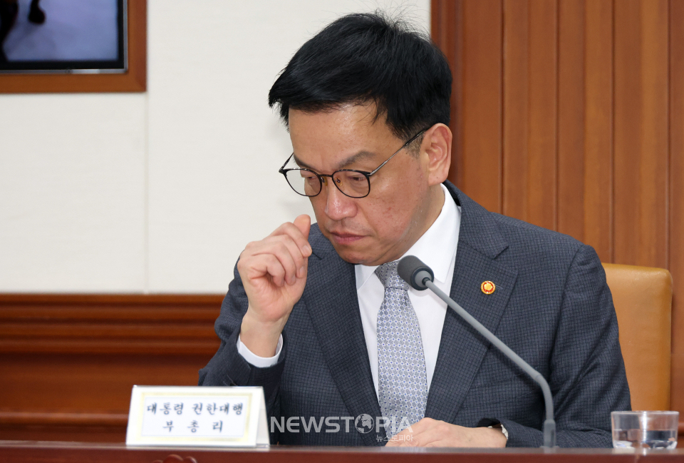 최상목 대통령 권한대행 부총리 겸 기획재정부 장관이 15일 정부서울청사에서 '국정현안관계장관회의 겸 경제관계장관회의 겸 산업경쟁력강화관계장관회의'를 하며 안경을 고쳐쓰고 있다. (대통령실통신사진기자단)