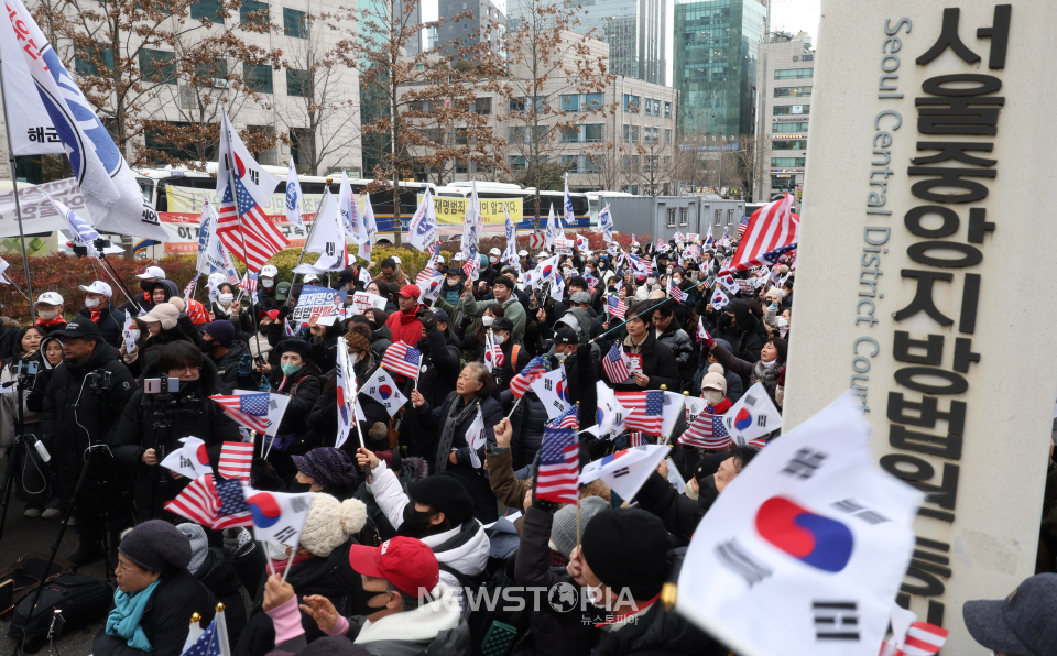 윤석열 대통령에 대한 체포적부심사가 예정된 16일 오후 서울 서초구 서울중앙지방법원 앞에서 윤 대통령 지지자들이 집회를 하고 있다.ⓒ뉴시스