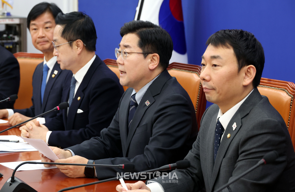박찬대 더불어민주당 원내대표가 20일 오전 서울 여의도 국회에서 열린 서부지법 폭동사태 관련 긴급 기자회견에서 발언을 하고 있다. ⓒ뉴시스