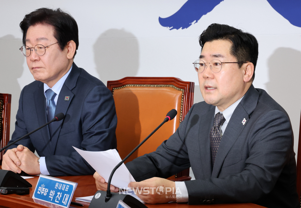 박찬대(오른쪽) 더불어민주당 원내대표가 22일 오전 서울 여의도 국회에서 열린 최고위원회의에서 발언하고 있다. 왼쪽은 이재명 대표.ⓒ뉴시스