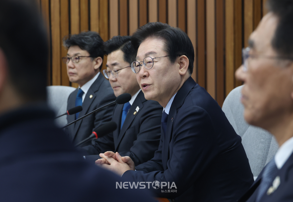 이재명 더불어민주당 대표가 3일 서울 여의도 국회에서 '행복하고 정의로운 대한민국, 반도체특별법 노동시간 적용제외 어떻게?'를 주제로 열린 더불어민주당 정책디베이트 3에서 토론회 개최 배경에 대해 설명하고 있다.ⓒ뉴시스