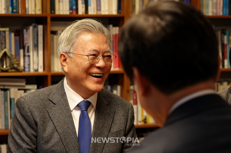 문재인 전 대통령이 30일 경남 양산시 평산마을에서 이재명 더불어민주당 대표를 만나 대화를 나누고 있다. (사진=더불어민주당 제공)