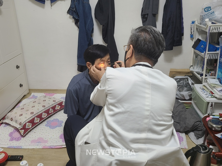 서울 성동구가 3월부터 '효사랑 건강주치의 장기요양 재택의료 시범사업'을 실시한다고 18일 밝혔다. 사진은 효사랑주치의의 방문진료 모습. 2025.02.18 (사진 제공=성동구)