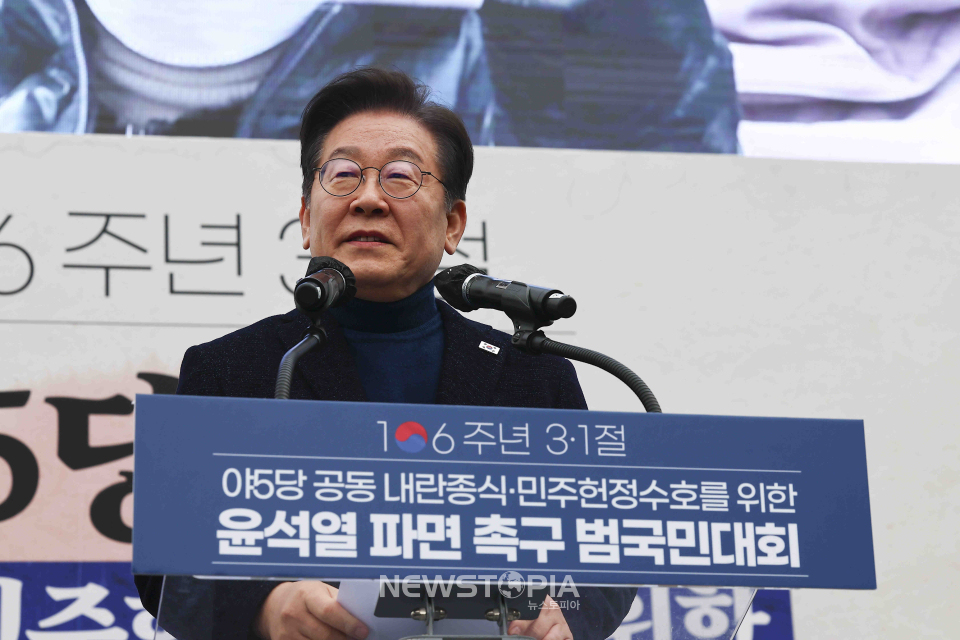 이재명 더불어민주당 대표가 1일 서울 종로구 안국역 인근에서 열린 야5당 공동 내란종식 및 민주헌정수호를 위한 윤석열 파면 촉구 범국민대회에서 발언하고 있다.ⓒ뉴시스