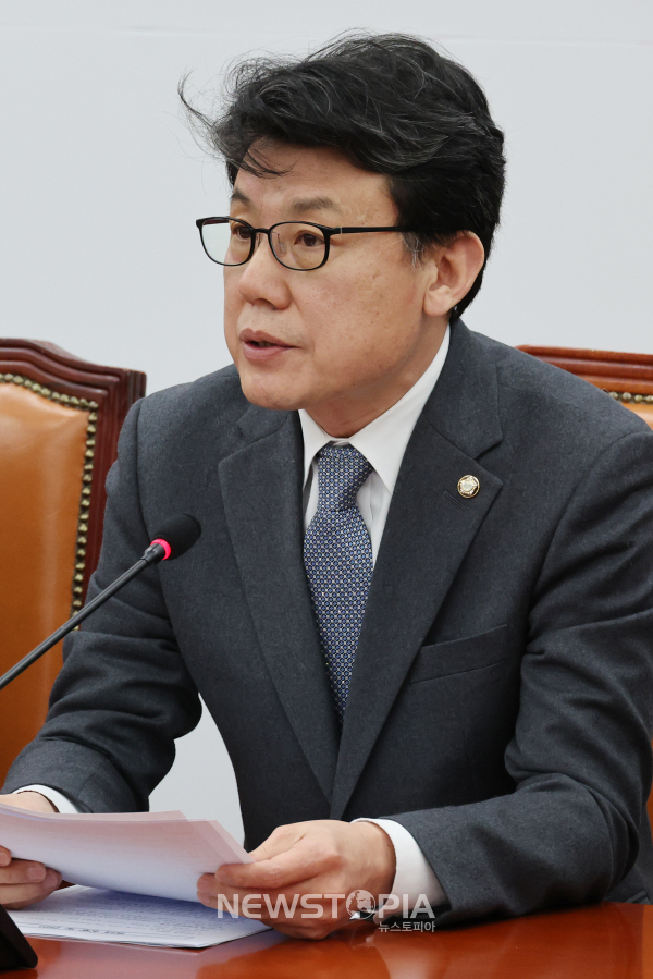 진성준 더불어민주당 정책위의장이 4일 오전 서울 여의도 국회에서 열린 원내대책회의에서 발언하고 있다. ⓒ뉴시스