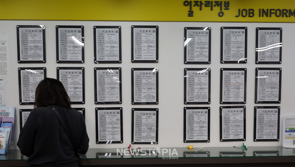 11일 오전 서울 마포구 서부고용복지플러스센터 일자리정보 게시판 앞에서 한 구직자가 서류를 작성하고 있다.ⓒ뉴시스