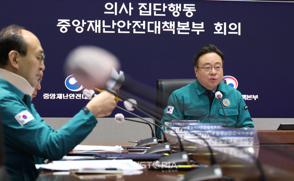 조규홍 중앙재난안전대책본부 제1차장(보건복지부 장관)이 14일 오전 서울 종로구 정부서울청사 중앙재난안전상황실 서울상황센터에서 열린 의사 집단행동 중앙재난안전대책본부(중대본) 회의에 참석해 발언하고 있다.ⓒ뉴시스