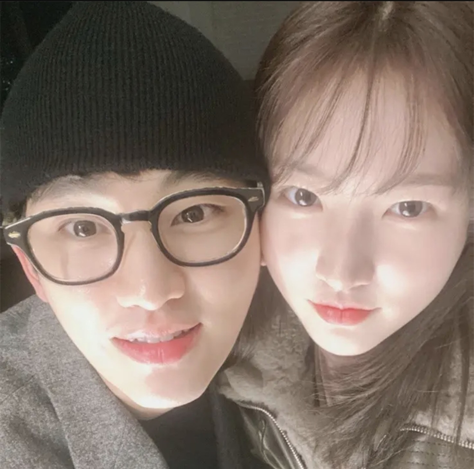 배우 김새론 유족은 배우 김수현과 김새론이 생전에 함께 찍은 사진을 공개했다. (사진=유튜브 채널 '가로세로연구소' 캡처)