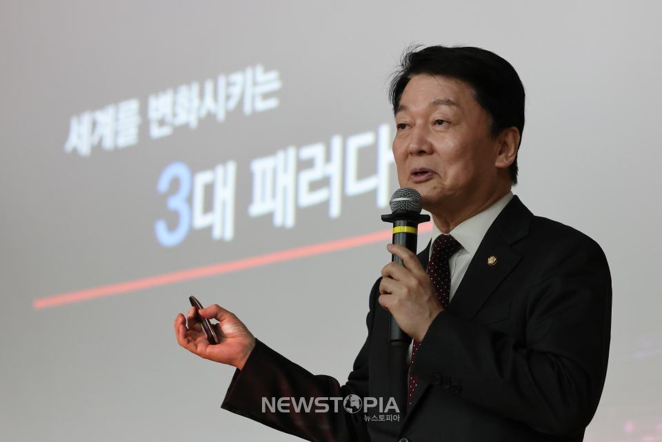 안철수 국민의힘 의원이 12일 대구 북구 경북대학교 글로벌플라자 경하홀에서 ‘대한민국의 미래’를 주제로 특강을 하고 있다.ⓒ뉴시스