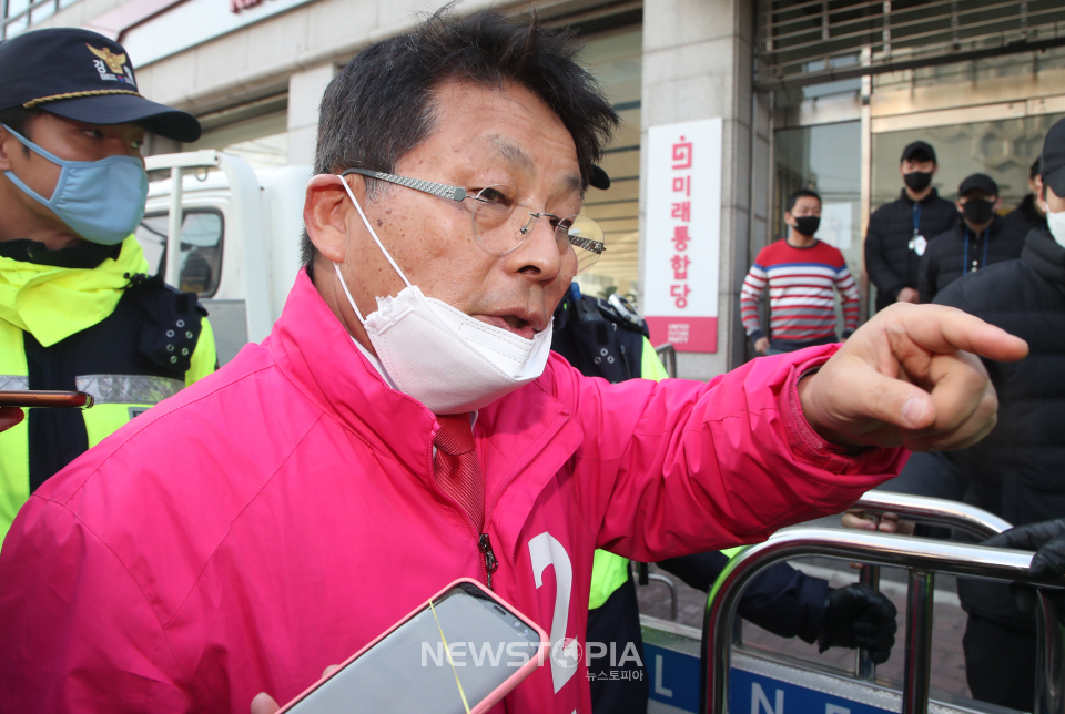차명진 전 새누리당(국민의힘 전신) 의원이 지난 2020년 4월10일 오전 서울 영등포 미래통합당 당사에서 열리는 윤리위원회에 참석하기 위해 당사에 들어서며 기자들의 질문에 답하고 있다. 2020.04.10. ⓒ뉴시스