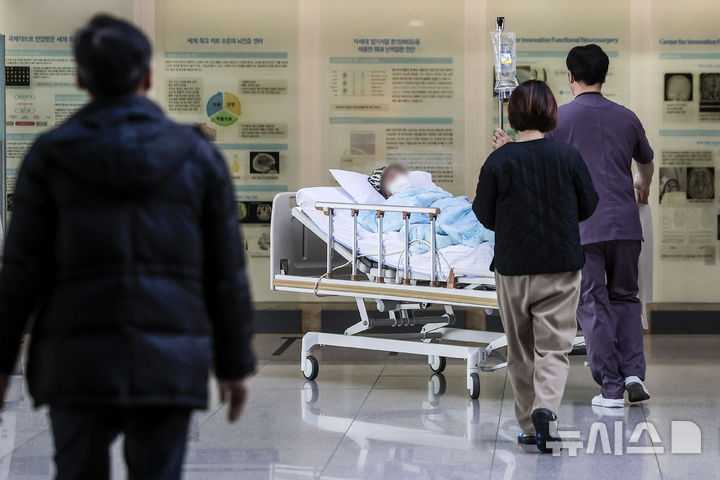 의정갈등이 1년째 지속되고 있는 21일 서울시내 한 대학병원에서 환자와 의료진이 이동하고 있다. ⓒ뉴시스