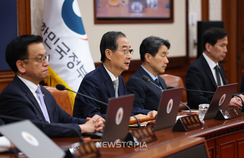 한덕수 대통령 권한대행 국무총리가 1일 정부서울청사에서 열린 국무회의를 주재하고 있다.ⓒ뉴시스