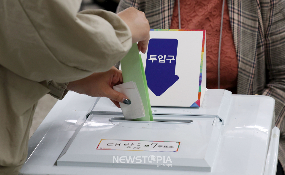 지난 제22대 국회의원 선거를 위해 투표소를 찾은 유권자가 개표함에 투표용지를 넣는 모습. 해당 사진은 기사와 연관이 없습니다.ⓒ뉴시스