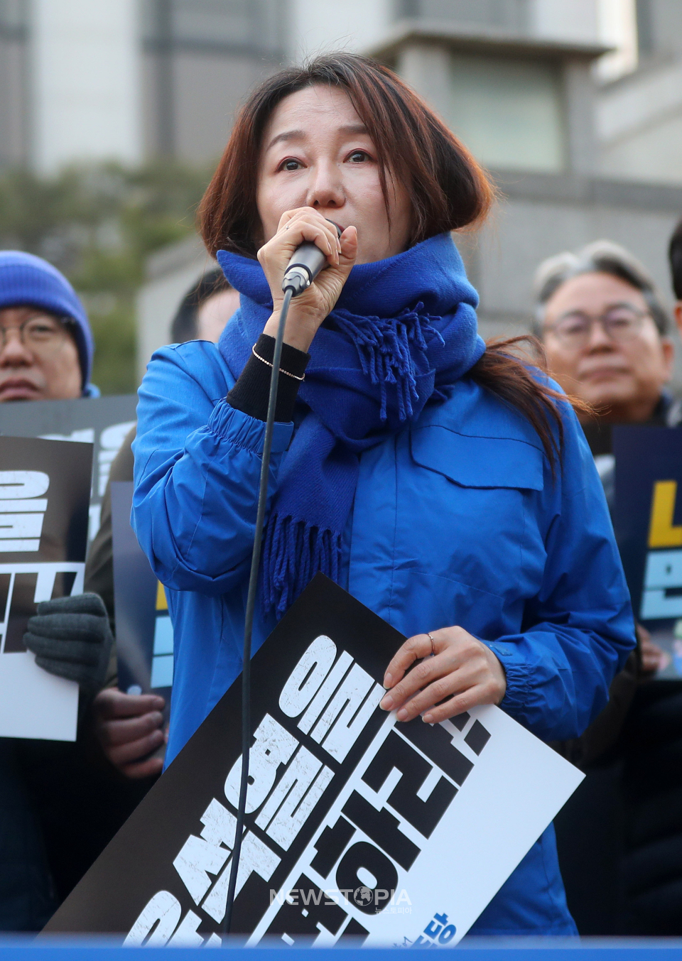 이재정 더불어민주당 의원이 20일 오후 서울 종로구 헌법재판소 앞에서 내란수괴 윤석열 신속파면 촉구 기자회견을 열고 파면을 촉구하고 있다. ⓒ뉴시스