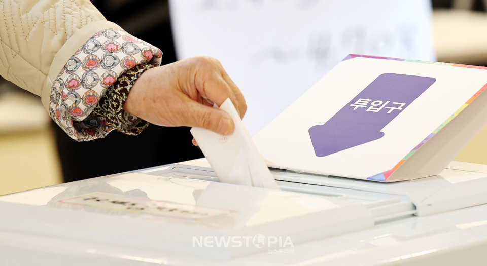 4·2 재보궐 선거가 실시된 2일 구로구청장 보궐선거 투표소인 서울 구로제5동 제3투표소에서 한 유권자가 투표하고 있다. ⓒ뉴시스