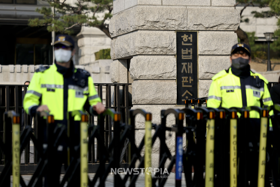 윤석열 대통령 탄핵 심판 선고일인 4일 오전 서울 종로구 헌법재판소 정문에서 경찰 병력이 출입을 통제하고 있다. ⓒ뉴시스