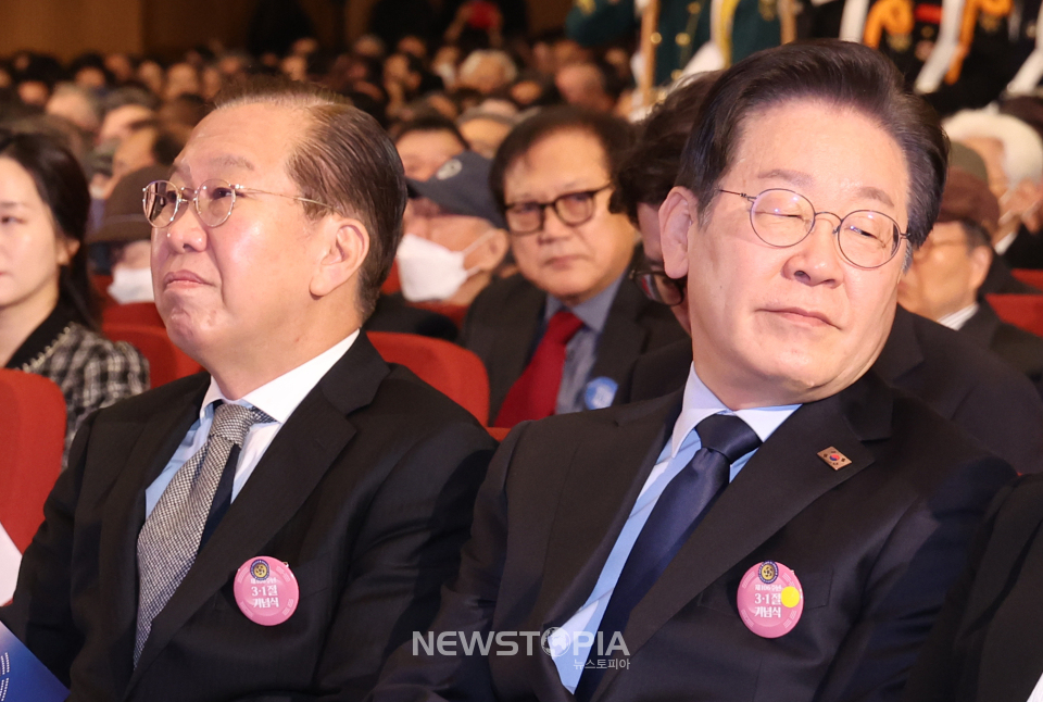 권영세 국민의힘 비상대책위원장과 이재명 더불어민주당 대표가 1일 서울 중구 숭의여자대학교에서 열린 제106주년 3·1절 기념식에 참석하고 있다.ⓒ뉴시스