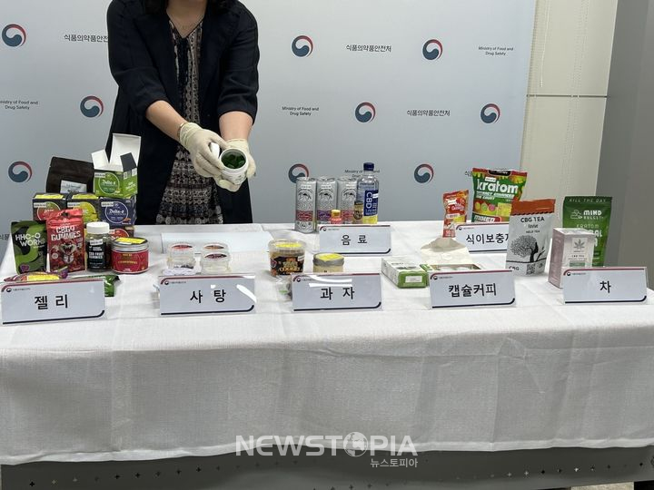 식품의약품안전처는 대마 사용이 합법화된 국가의 온라인 쇼핑몰 등에서 판매하는 직접구매 해외식품(이하 해외직구식품) 중 마약류 함유가 의심되는 젤리, 사탕 등 기호식품에 대해 이달부터 8월까지 기획검사를 실시한다고 10일 밝혔다.사진은 지난해 식품의약품안전처가 적발한 대마 성분이 검출된 해외직구식품 제품들. ⓒ뉴시스