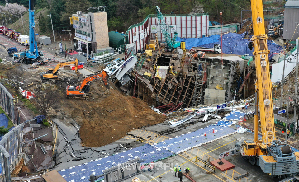 14일 경기도 광명시 신안산선 복선전철 공사현장이 붕괴로 인해 내려앉아 있다. 지난 11일 신안산선 복선전철 5-2 공구 현장 붕괴 사고가 일어나 작업자 18명중 16명이 대피하고 1명이 13시간 만에 구조됐다. 이날 남은 실종자 1명을 찾기 위한 수색작업은 계속 진행되고 있다ⓒ뉴시스