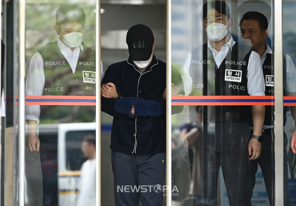 부모와 처자식 등 일가족 5명을 살해하고 극단적 선택을 시도한 가장 A씨가 구속 전 피의자 심문(영장실질심사)에 출석하기 위해 17일 경기도 용인동부경찰서 유치장을 나오고 있다. A씨는 지난 14일 경기도 용인시 한 아파트에서 80대 부모와 50대 아내, 10대와 20대 딸 등 일가족 5명을 수면제를 먹인 뒤 살해한 혐의로 경찰에 긴급 체포됐다.ⓒ뉴시스