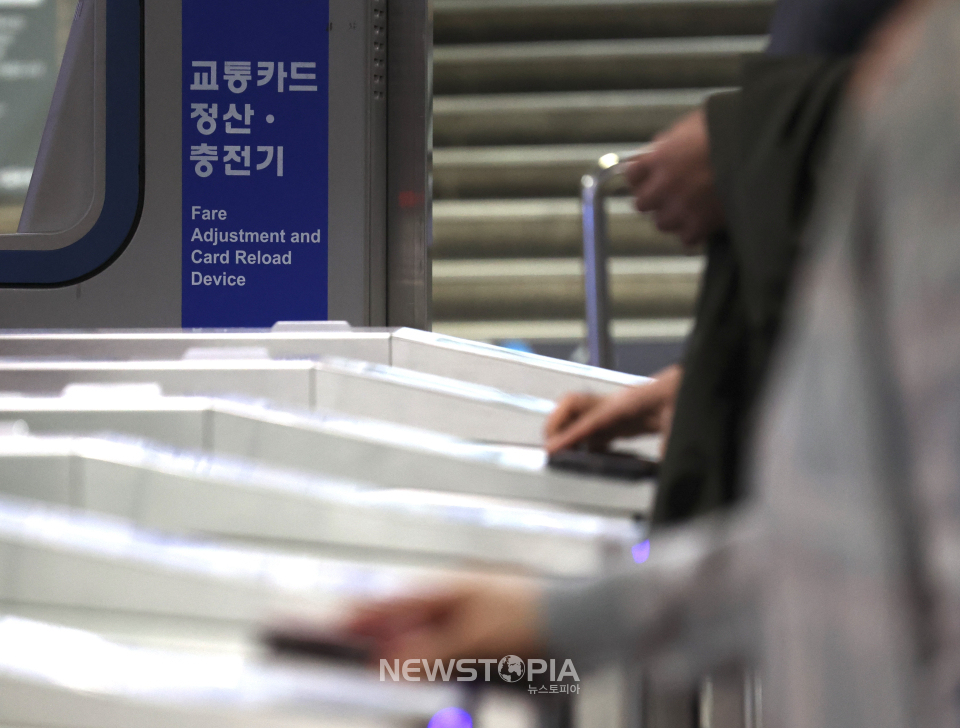 서울 용산구 서울역 개찰구에서 시민들이 지하철을 이용하고 있는 모습. ⓒ뉴시스