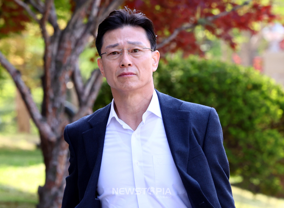 고위공직자범죄수사처(공수처)가 해병대 채상병 사망 의혹 사건의 핵심 피의자인 임성근 전 해병대 1사단장의 휴대전화 포렌식 선별작업을 재개하기로 한 30일 오전 임성근 전 사단장이 포렌식 참관을 위해 경기 과천시 공수처로 출석하고 있다. ⓒ뉴시스