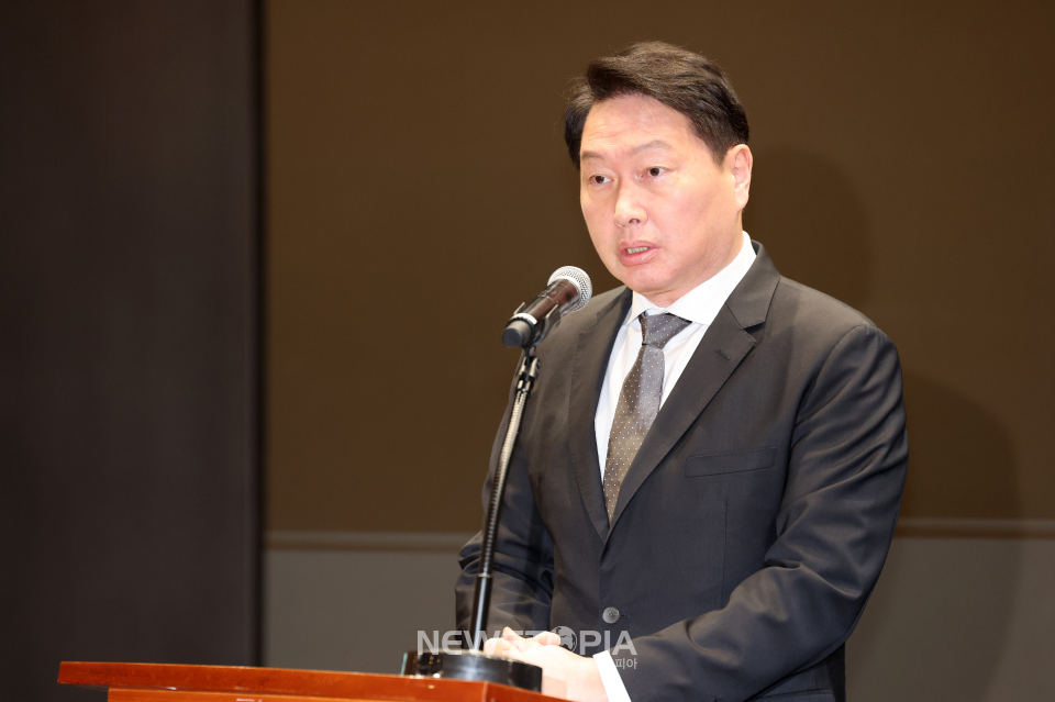 최태원 SK그룹 회장이 7일 오전 서울 중구 SK텔레콤 T타워 SUPEX홀에서 SK텔레콤의 해킹 사고와 관련해 대국민 사과를 하고 있다. ⓒ뉴시스