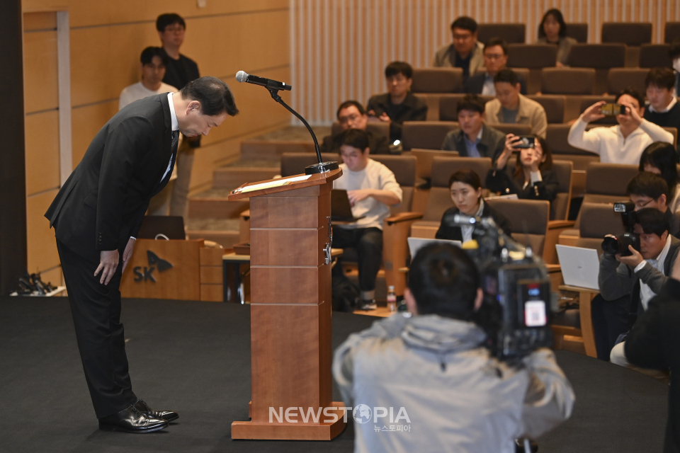 최태원 SK그룹 회장이 7일 오전 서울 중구 SK텔레콤 T타워 SUPEX홀에서 SK텔레콤의 해킹 사고와 관련해 대국민 사과를 하고 있다. ⓒ뉴시스