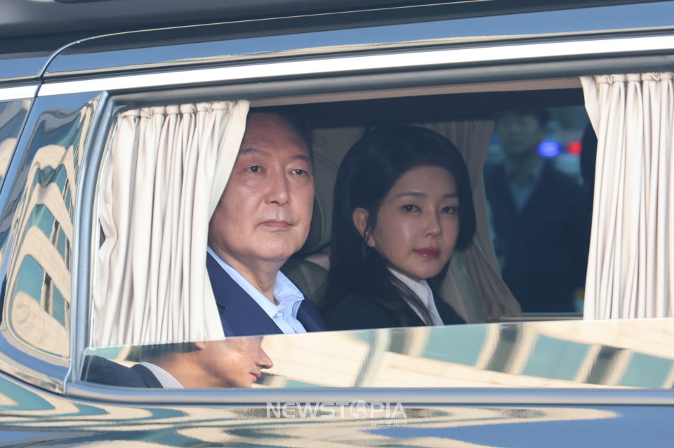 윤석열 전 대통령이 지난 11일 오후 서울 용산구 한남동 관저를 나서며 지지자들에 인사하고 있다. 윤 전 대통령 오른쪽은 김건희 여사.ⓒ뉴시스