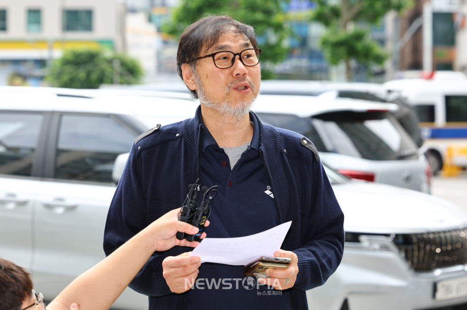 김순환 서민민생대책위원회(서민위) 사무총장이 30일 오전 서울 마포경찰서에서 배우 고(故) 이선균의 소속사 호두앤유엔터테인먼트에 대한 피의사실공표 등 혐의 고발인 조사에 출석하며 입장을 밝히고 있다. ⓒ뉴시스
