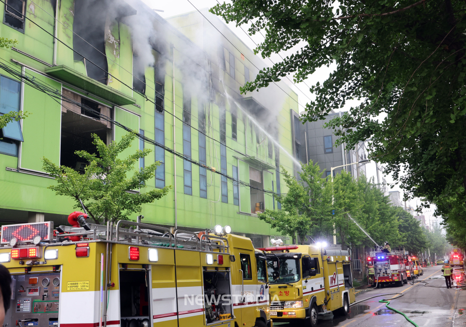 2일 오전 화재가 발생한 인천 서구의 한 금속제품 제조공장에서 소방관들이 화재 진화를 하고 있다. ⓒ뉴시스