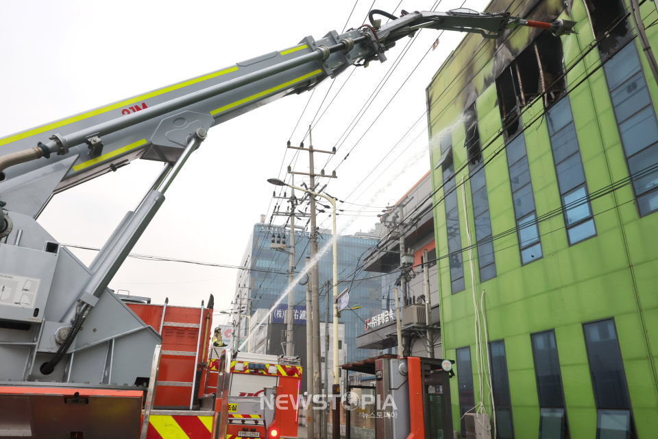 2일 오전 화재가 발생한 인천 서구의 한 금속제품 제조공장에서 소방관들이 화재 진화를 하고 있다. ⓒ뉴시스
