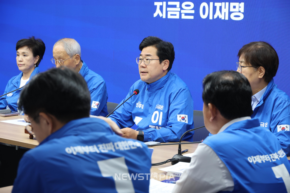 박찬대 진짜대한민국 중앙선거대책위원회 상임총괄선거대책위원장이 2일 오전 서울 여의도 더불어민주당 중앙당사에서 열린 중앙선거대책위원회의에서 발언을 하고 있다.ⓒ뉴시스