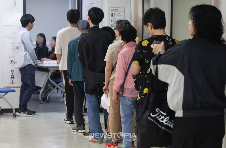 제21대 대통령 선거일인 3일 부산 연제구청에 마련된 연산제2동 제3투표소에서 유권자들이 소중한 한 표를 행사하기 위해 줄을 서고 있다. ⓒ뉴시스