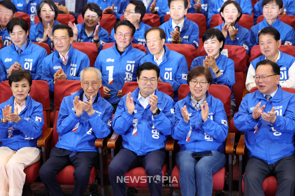 윤여준, 박찬대 상임총괄선대위원장 등이 3일 오후 서울 여의도 국회 의원회관에 마련된 제21대 대통령선거 개표상황실에서 방송사 출구조사 결과를 보며 기뻐하고 있다. ⓒ뉴시스