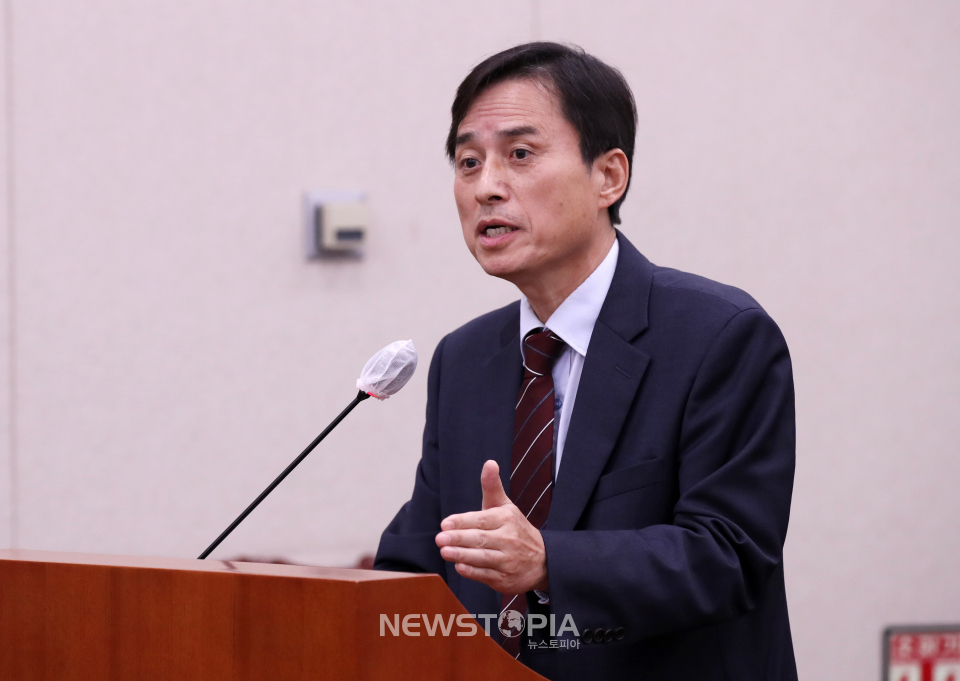 '내란특검'으로 조은석(60·사법연수원 19기) 전 감사위원이 임명됐다. 조 전 위원이 2023년 10월 26일 오후 서울 여의도 국회에서 열린 법제사법위원회 종합 국정감사에서 의원 질의에 답변하고 있다. ⓒ뉴시스