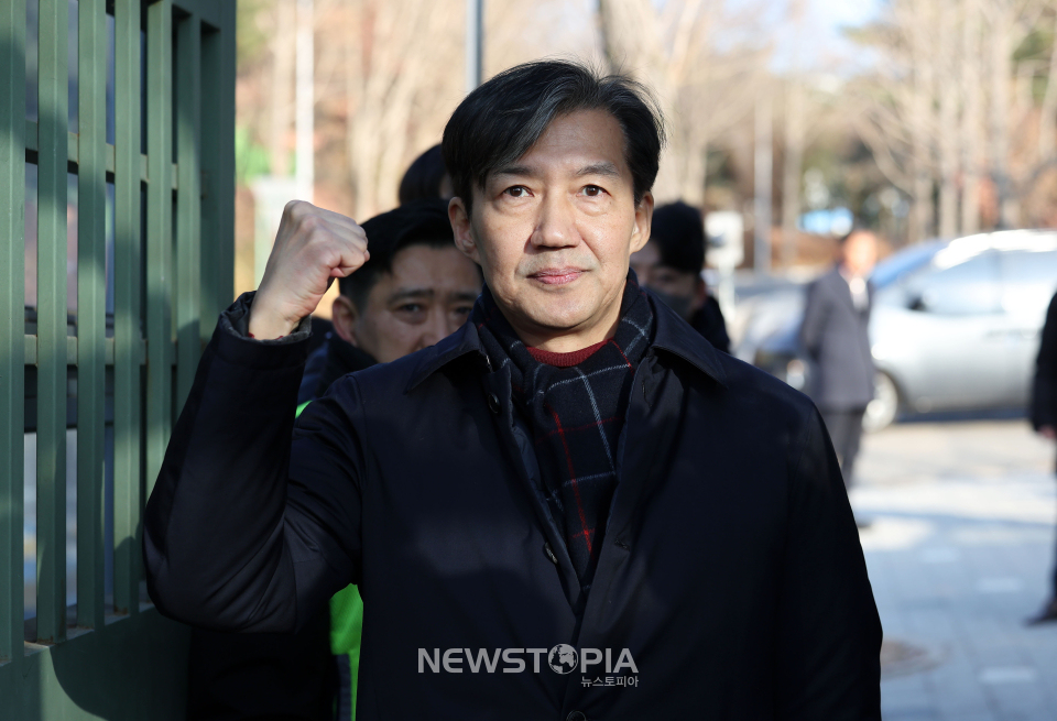 조국 전 조국혁신당 대표가 서울대학교 교수직 해임 결정에 불복해 교육부를 상대로 제기한 행정 소송을 취하했다. 사진은 자녀 입시비리 혐의 등으로 징역형이 확정돼 수감되는 조국 전 조국혁신당 대표가 지난해 12월 16일 오전 경기도 의왕시 서울구치소로 출석하며 지지자들을 향해 주먹을 쥐어보이는 모습. 2024.12.16.ⓒ뉴시스