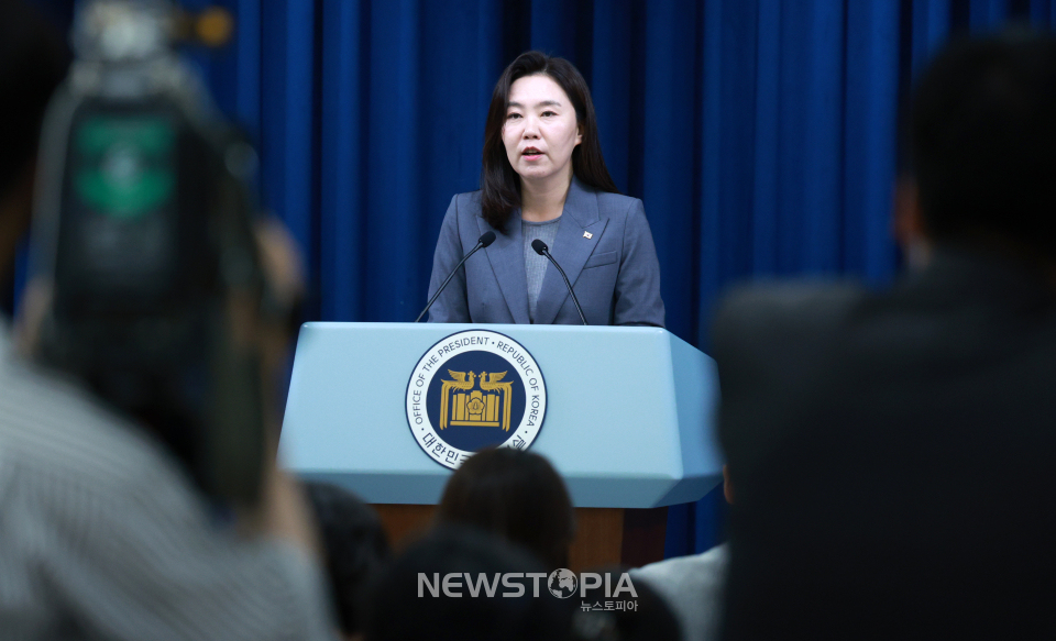 강유정 대변인이 16일 서울 용산구 대통령실 브리핑룸에서 국민추천제 관련 브리핑을 하고 있다. ⓒ뉴시스