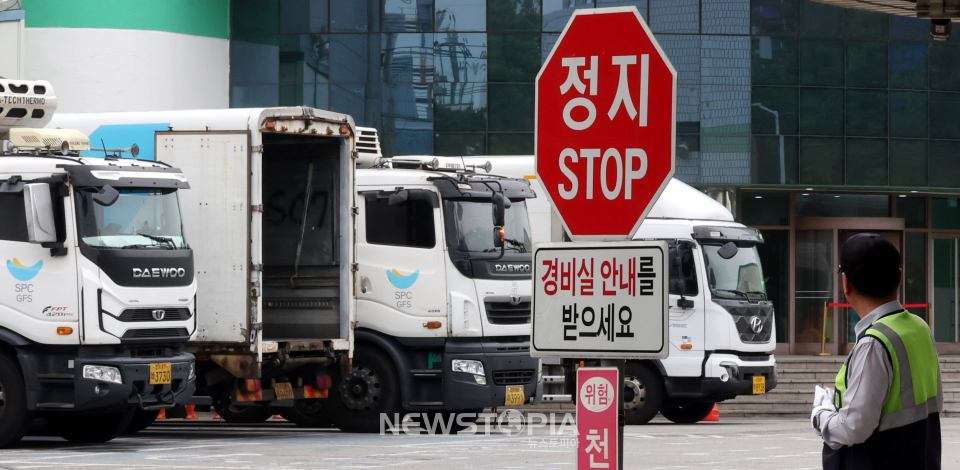 2일 오후 경기 시흥시 SPC삼립 시화공장에서 물류차량이 세워져 있다. 롯데리아는 SPC삼립 시화공장이 최근 발생한 사고로 생산을 중단하면서 햄버거 빵의 불규칙한 입고 시간으로 인해 매장별 일부 제품 판매에 차질이 발생하고 있다. ⓒ뉴시스