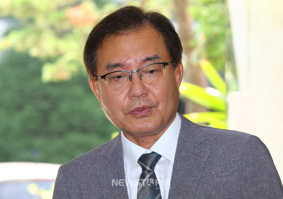채상병 순직사건 외압 의혹을 수사하는 이명현 특별검사가 19일 서울 서초동 사무실로 출근하며 취재진 질문에 답하고 있다. ⓒ뉴시스