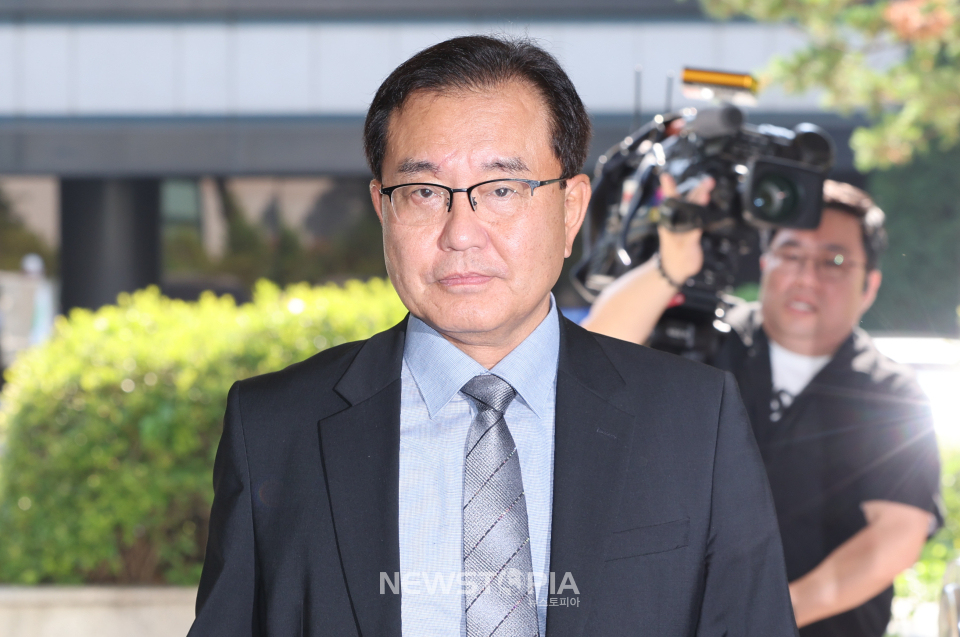 채상병 순직사건 외압 의혹을 수사하는 이명현 특별검사가 23일 오전 서울 서초구 서초동 사무실로 출근하고 있다.ⓒ뉴시스