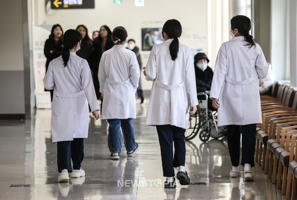 7일 서울시내 대학병원에서 의료진이 이동하고 있다. 올해 상반기 전공의 추가 모집이 다음 주 시작된다. ⓒ뉴시스